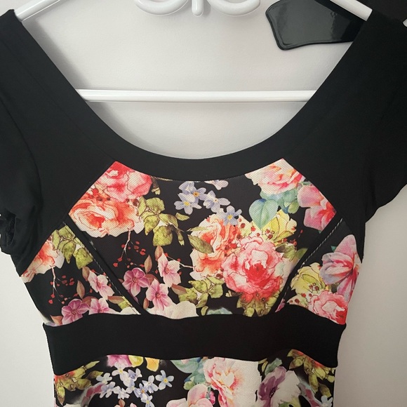 Annie 50 Canadian made floral dress. - Picture 4 of 4